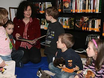 Vor drei Jahren haben die ersten Kinder, im Bild mit Helferin Anne Elter, in der Obervolkacher Bücherei ihren Bibliotheksführerschein erworben.  Fotos: Pfannes