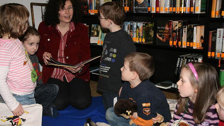 Vor drei Jahren haben die ersten Kinder, im Bild mit Helferin Anne Elter, in der Obervolkacher Bücherei ihren Bibliotheksführerschein erworben.  Fotos: Pfannes