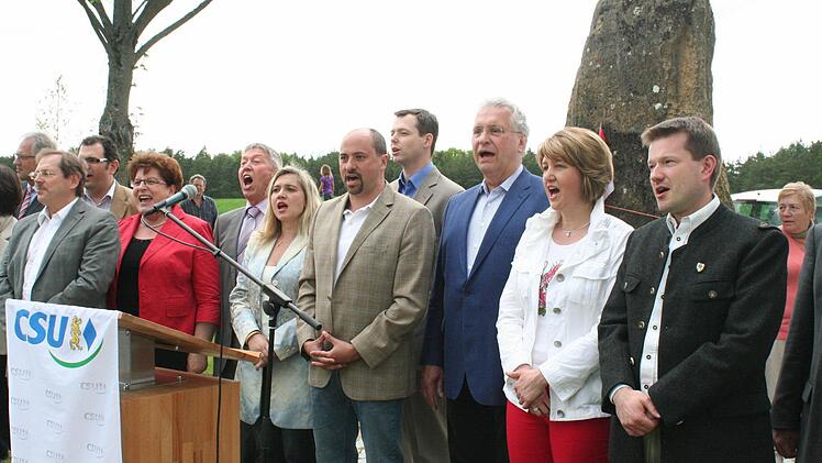 . . und alle singen kräftig mit. Im Hintergrund der Symbolstein. Foto: Evi Seeger