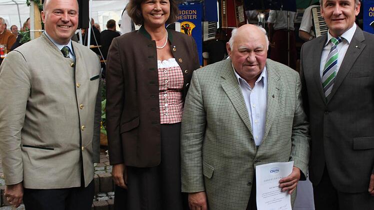 Paul Ganß (2.v.r.) ist neuer Ehrenvorsitzender der Wiesenttaler CSU.