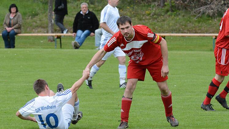 DJK Burghausen/Windheim (weiße Trikots) - TSV Rothhausen/Thundorf 3:1.