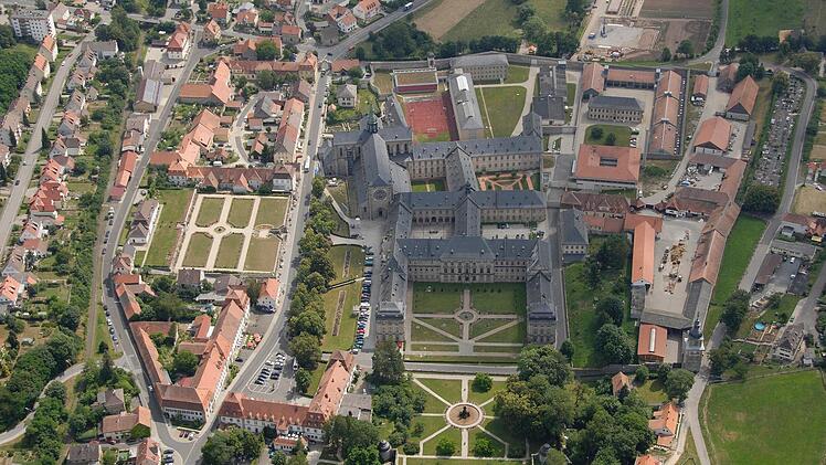 Das Luftbild zeigt, wie sehr das einstige Kloster die heutige Marktgemeinde Ebrach dominiert. Luftbild: Wolfgang Rößner