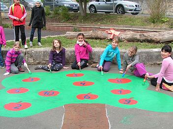 Der Apfelzahlenbaum ein pädagogisch wertvolles Spiel. Foto: Heidi Amon
