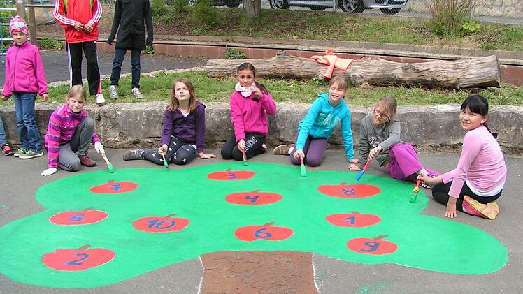 Der Apfelzahlenbaum ein pädagogisch wertvolles Spiel. Foto: Heidi Amon