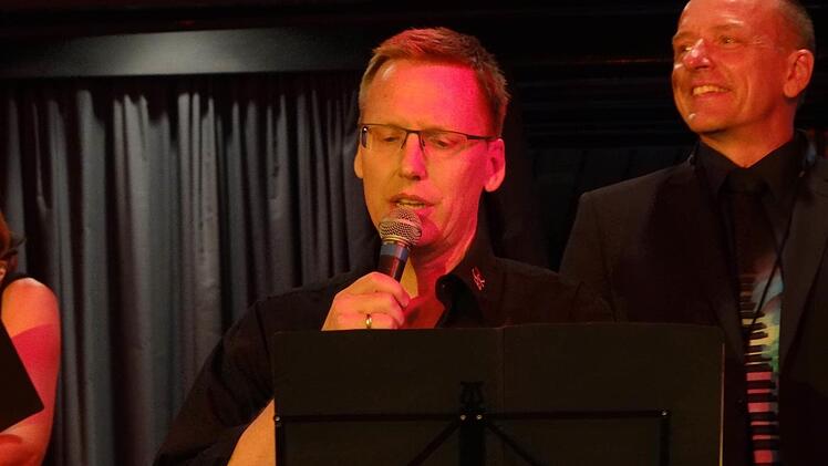 Der Joe Cocker der Eberner Realschule: Rektor Hartmut Weis stand zusammen mit dem Lehrerchor und "Unchain my heart" auf der Bühne.