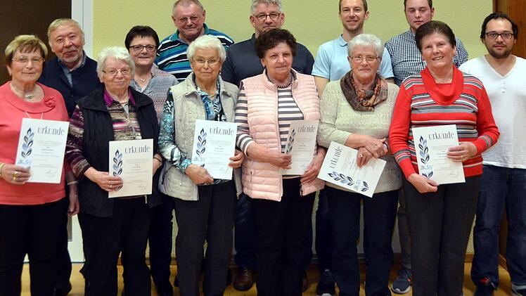 Mehr als ein Dutzend zu Ehrende hatte die Vorstandschaft des TSV Aschach für 25- und 40-jährige Vereinsmitgliedschaft auszuzeichnen. Foto: Peter Rauch