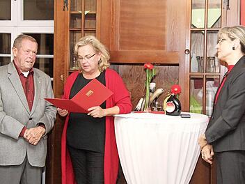 Willi Mehler wird von Alexandra Hiersemann und Renate Schroff für 50-jährige Parteizugehörigkeit geehrt. Foto: Richard Sänger