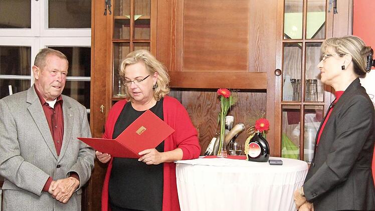 Willi Mehler wird von Alexandra Hiersemann und Renate Schroff für 50-jährige Parteizugehörigkeit geehrt. Foto: Richard Sänger