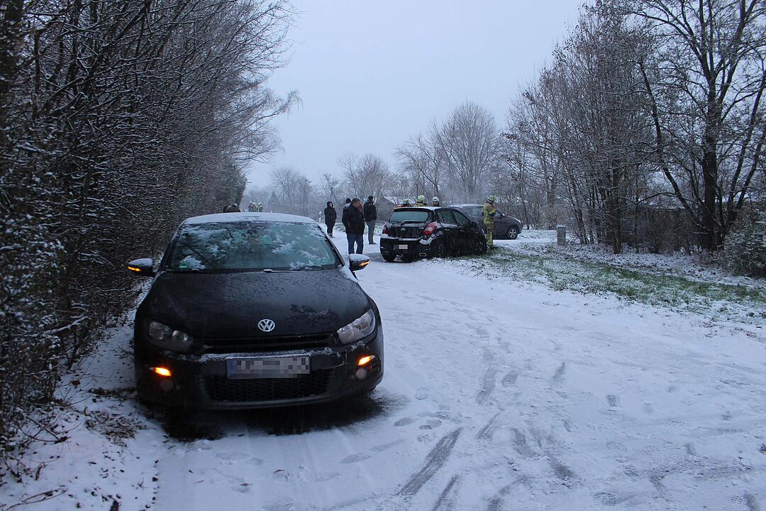 Drei Fahrzeuge waren in Bayreuth auf schneeglatter Fahrbahn in einen Unfall verwickelt.