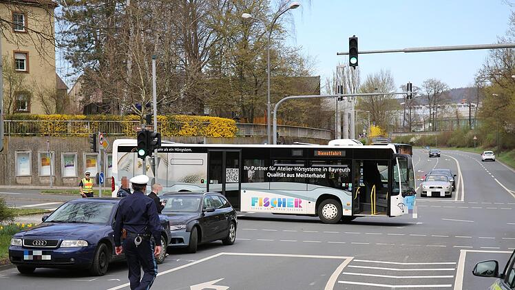 In Bayreuth hat sich ein Unfall zwischen einem Bus und einem Pkw ereignet. Dabei verletzten sich sieben Fahrgäste in dem Stadtbus. Foto: NEWS5 / Fricke