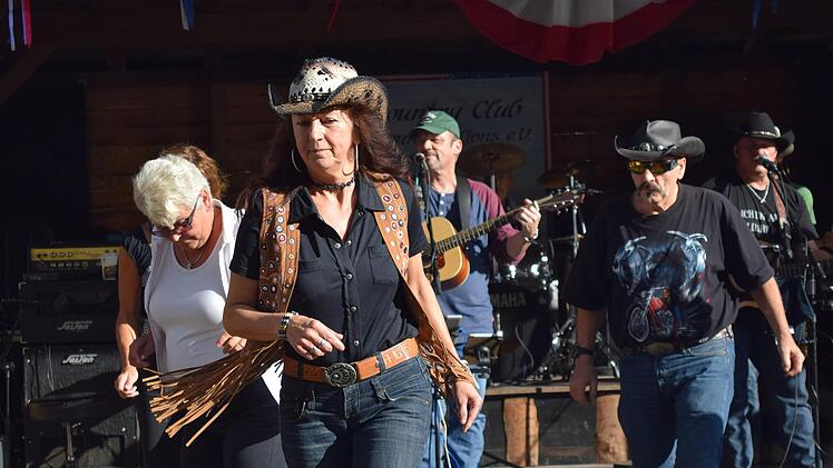 Besucher des Countryfestivals können sich auch am zweiten Wochenende über Tanzeinlagen der Line-Dancer freuen. Foto: Daniela Pondelicek