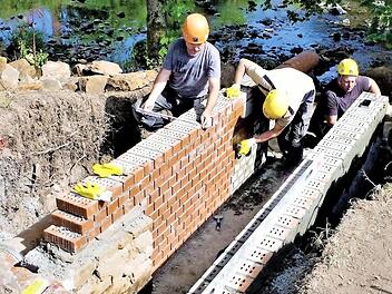 Spezialisten aus Sachsen sanieren derzeit die 535 Meter lange Rösche, eine Rinne zur Wasserableitung im unteren Bereich des Stollens des Maximilian Erbstollens, erbaut von 1804 bis 1855.  Fotos: Gerd Fleischmann