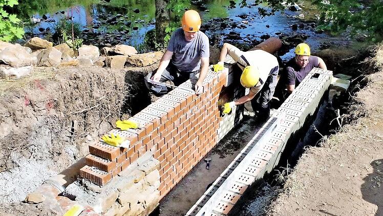 Spezialisten aus Sachsen sanieren derzeit die 535 Meter lange Rösche, eine Rinne zur Wasserableitung im unteren Bereich des Stollens des Maximilian Erbstollens, erbaut von 1804 bis 1855.  Fotos: Gerd Fleischmann
