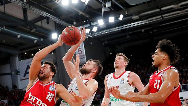 Elias Harris (links), den hier der M&uuml;nchner Nationalspieler Danilo Barthel foult, zeigte mit zehn Punkten, sieben Rebounds und drei Assists eine starke Leistung. Foto: Daniel L&ouml;b