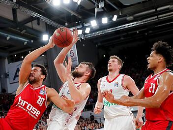 Elias Harris (links), den hier der Münchner Nationalspieler Danilo Barthel foult, zeigte mit zehn Punkten, sieben Rebounds und drei Assists eine starke Leistung. Foto: Daniel Löb