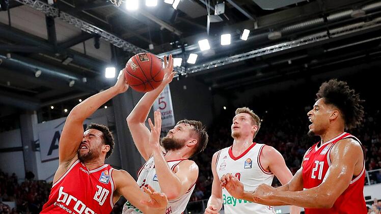 Elias Harris (links), den hier der Münchner Nationalspieler Danilo Barthel foult, zeigte mit zehn Punkten, sieben Rebounds und drei Assists eine starke Leistung. Foto: Daniel Löb