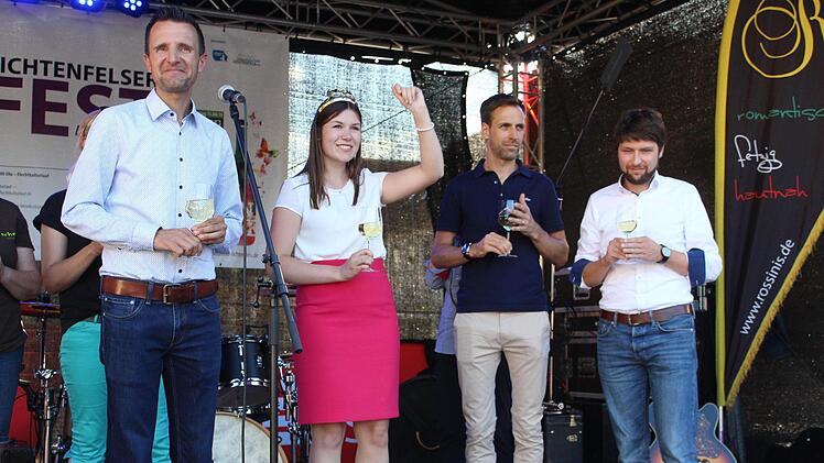 Vier Offizielle fürs Gelingen: Zur Eröffnung und Begrüßung fanden sich auf der Bühne unter anderem. auch Bürgermeister Andreas Hügerich, Weinkönigin Carolin Meyer, Mitveranstalter Joachim Krohn und Citymanager Steffen Hofmann (von links) ein. Foto: Markus Häggberg