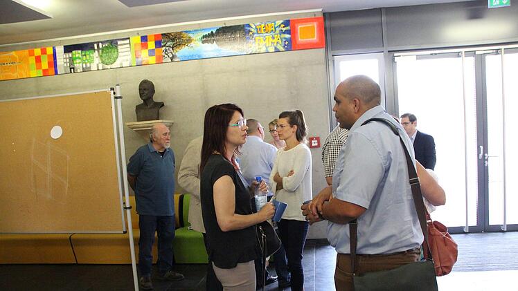 Auf dem ersten Integrationsgipfel des Landkreises im Jack-Steinberger-Gymnasium Bad Kissingen wird sich angeregt unterhalten. Foto: Benedikt Borst