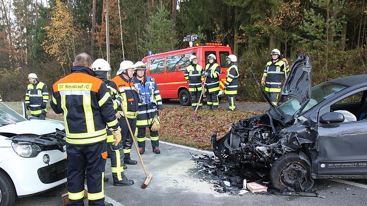 An der Unfallstelle sicherten die Feuerwehren  Neustadt und Meilschnitz den Verkehr mit mehreren Einsatzkräften ab.Michael Stelzner