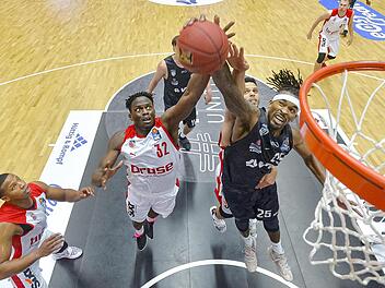 Am Brett hatten Norense Odiase (weißes Trikot) und Brose Bamberg deutliche Nachteile gegen die Hamburg Towers um Terry Allen (schwarzes Trikot).  Foto: Daniel Löb