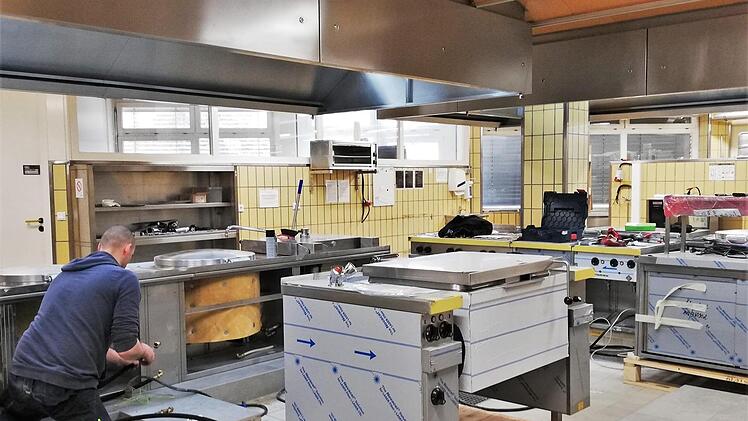 Die Küche wird fast vollständig mit neuen Geräten ausgestattet, die Lagerkapazität nahezu verdoppelt.