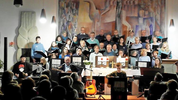Der Chor „Spirit Voices“ beim Adventskonzert in der Heilig-Kreuz-Kirche in Reitsch: Die Zuhörer waren von Emotionen ergriffen in der besonderen adventlichen Atmosphäre.