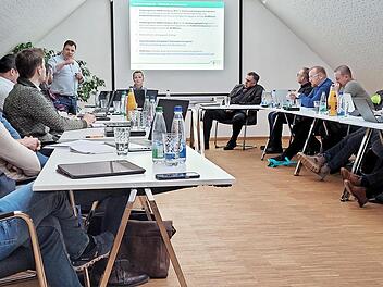 Klimamanager Dominik Bigge vom Landratsamt Forchheim stellt den Energienutzungsplan vor.