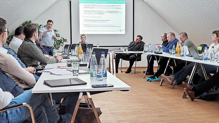 Klimamanager Dominik Bigge vom Landratsamt Forchheim stellt den Energienutzungsplan vor.
