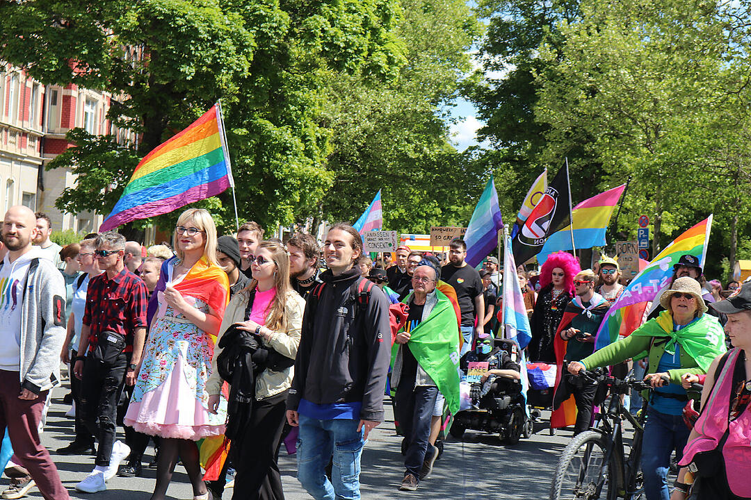 Mit über 1000 Besuchern ist der Hofer Christopher Street Day 2025 ein voller Erfolg gewesen. Das sind unsere Highlights gewesen.
