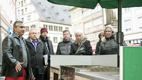 Angelo Grimaldi erklärt den Stadträten seinen mobilen Bratwurststand.