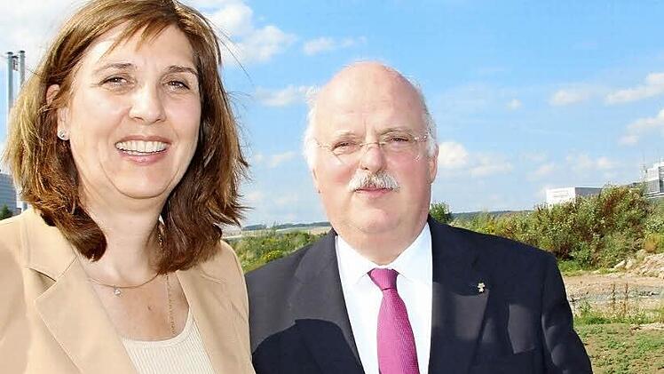Tina-Maria Vlantoussi-Kaeser und Thomas Kaeser im August 2012 bei der Freigabe der neuen Verbindungsstra&szlig;e vom Kaeser-Kreisel in Richtung Glend, der zuk&uuml;nftigen Staatsstra&szlig;e 2205 nach Bad Rodach. Im Hintergrund das Kaeser-Werk. Foto: Simone Bastian/CT-Archiv