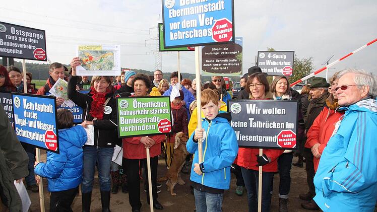 Die Demonstranten machen auf Schildern klar, was sie von dem Straßenbau halten. Fotos: Franz Galster