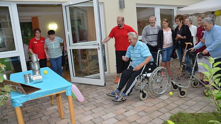Treffsicherheit war beim Dosenwerfen gefragt  Foto: Karl-Heinz Hofmann