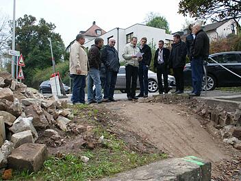 Wie soll die Einmündung der Weidengasse nach deren Ausbau aussehen? Dazu haben sich auch einige Anwohner Gedanken gemacht, ihre Vorschläge diskutierte der Bauausschuss am Montag vor Ort. Foto: Sabine Weinbeer