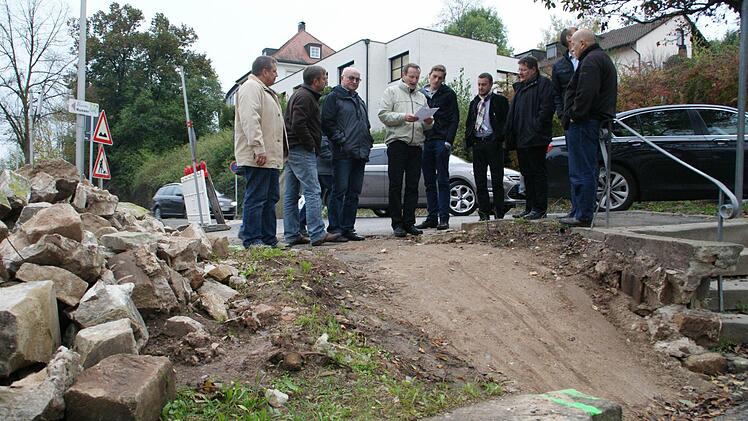 Wie soll die Einmündung der Weidengasse nach deren Ausbau aussehen? Dazu haben sich auch einige Anwohner Gedanken gemacht, ihre Vorschläge diskutierte der Bauausschuss am Montag vor Ort. Foto: Sabine Weinbeer