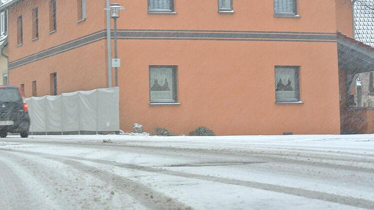 Clevere Idee: Dieser Oberschleichacher schützt sein Haus mit Lkw-Plane vor Schneeschlamm.
