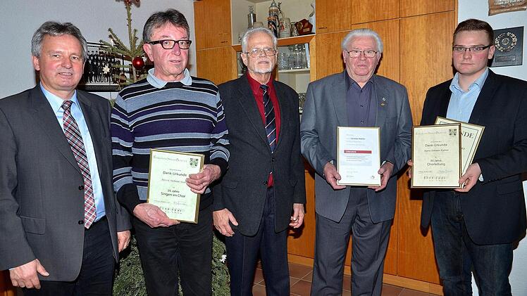 Ehrungen: Bürgermeister Werner Diersch, Helmut Stalla (25 Jahre), Klaus Hoffmann, Christian Knörrer, Frederik Förtsch (von links).
