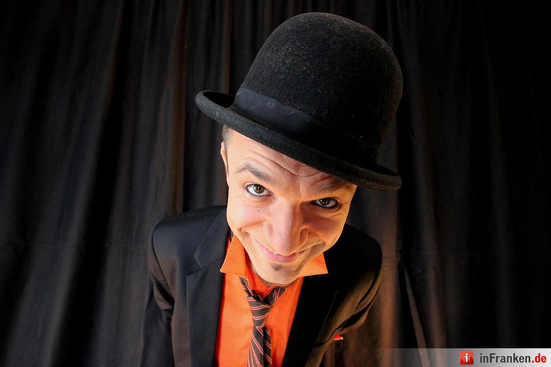 Sam Sebastian verbindet Zauberei, Äquilibristik, Jonglage und die Mentalmagie.