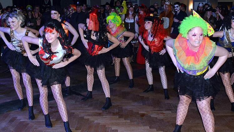 Die Elferratsgarde des KCH begeisterte mit ihrem neuen Showtanz "Zirkus kurios". Foto: Herzopress