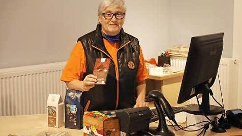 Heike Rahn feiert am Donnerstag die Eröffnung ihres Fair Weltladens in der Langgasse 17.  Fotos: Jürgen Scheibe