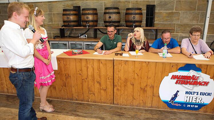 Die Jury bei der Arbeit im Festzelt Foto: RiegerPress