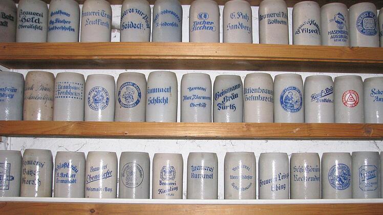 Keine Briefmarken, keine Postkarten, kein Bilder. Herbert Bott aus Eltmann sammelt seit Jahrzehnten Krüge und andere Brauerei-Werbeartikel. Diese Krugwand in seiner Garage ist nur ein kleiner Ausschnitt seiner großen Sammlung mit mittlerweile über 1600 Exemplaren
