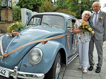 Das diamantene Hochzeitspaar Erika und Peter Borck vor ihrem ersten selbst finanzierten VW Käfer aus dem Jahr 1959. Foto: Sigismund von Dobschütz