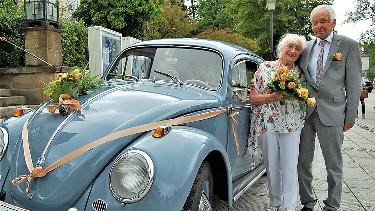 Das diamantene Hochzeitspaar Erika und Peter Borck vor ihrem ersten selbst finanzierten VW Käfer aus dem Jahr 1959. Foto: Sigismund von Dobschütz