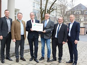 Im Pförtnerhäuschen vor dem Fritz wurde das Campus-Büro eingerichtet. Unser Bild zeigt (von links) Florian Bergmann von der Stadt, OB Henry Schramm, Hochschulpräsident Stefan Leible, Stephan Clemens, der die interne Planungsgruppe der Uni leitet, Geschäftsführer Matthias Kaiser und Simon Ries von der Stadt.Dagmar Besand