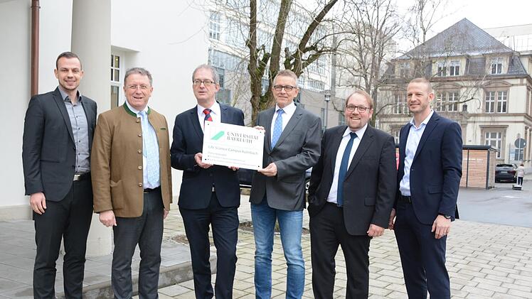 Im Pförtnerhäuschen vor dem Fritz wurde das Campus-Büro eingerichtet. Unser Bild zeigt (von links) Florian Bergmann von der Stadt, OB Henry Schramm, Hochschulpräsident Stefan Leible, Stephan Clemens, der die interne Planungsgruppe der Uni leitet, Geschäftsführer Matthias Kaiser und Simon Ries von der Stadt.Dagmar Besand