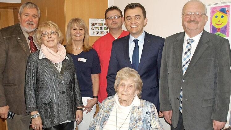 Bei guter Gesundheit konnte Erika Habersetzer (vorne) ihren 95. Geburtstag feiern. Es gratulierten (v. l.) Sohn Gerd Habersetzer, Schwiegertochter Christl Münch, Fabiola Maier, Andreas Neder, Bürgermeister Jens Korn und der weitere Stellvertreter des Landrats, Bernd Steger.  Foto: Susanne Deuerling