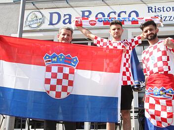 Als Leihgabe brachte Bürgermeisterin Brigitte Meyerdierks  Fan-Artikel vorbei, die sie 2006 von der kroatischen Nationalmannschaft bekommen hatte.  Ruhit Mahmudi (von links) und seine beiden Söhne Veselj und Alban freuen sich darüber. Foto: Ulrike Müller