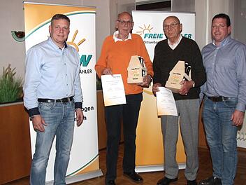 Die neuen Ehrenmitglieder Heinz Lauer (2. v. l.) und Bernhard Biermann mit den beiden Vorsitzenden Erich Biermann (l.) und Alexander Fuchs (r.). Es fehlt Josef Nendel.    Foto: Richard Sänger