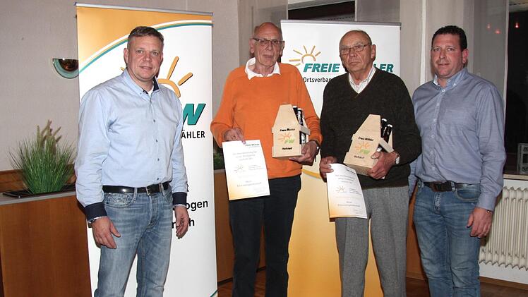 Die neuen Ehrenmitglieder Heinz Lauer (2. v. l.) und Bernhard Biermann mit den beiden Vorsitzenden Erich Biermann (l.) und Alexander Fuchs (r.). Es fehlt Josef Nendel.    Foto: Richard Sänger